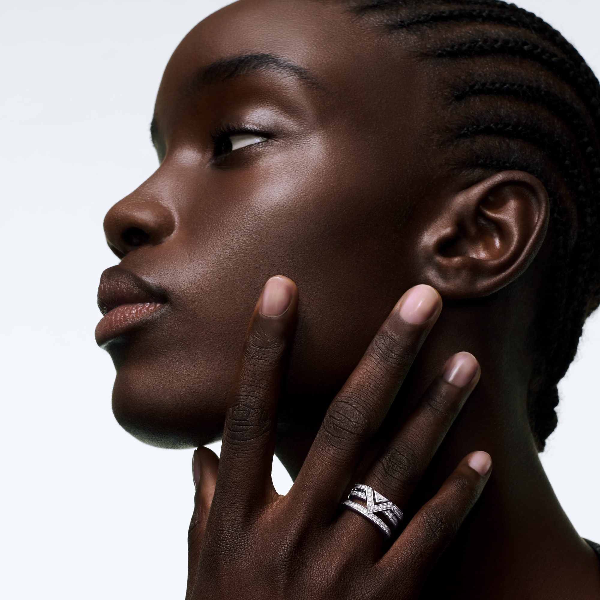 แหวน Pure V ไวท์โกลด์และเพชร  in Les Extraordinaires