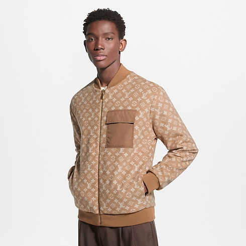 เสื้อแจ็คเก็ตบอมเบอร์ผ้าฟลีซลาย Monogram ใส่ได้ทั้งสองด้าน in ผู้ชาย's เสื้อผ้า เสื้อผ้าสำหรับผู้ชาย collections by Louis Vuitton (การย่อ/ขยายผลิตภัณฑ์)