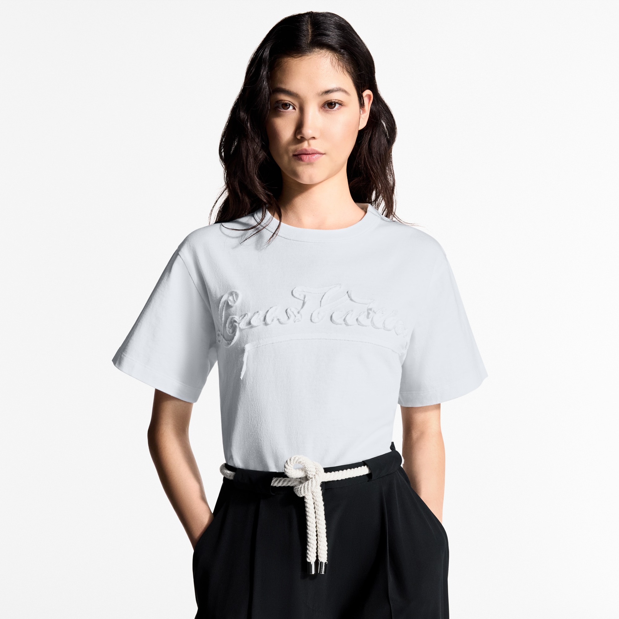 เสื้อครอปแต่งริบบิ้นลายสัญลักษณ์  in ผู้หญิง