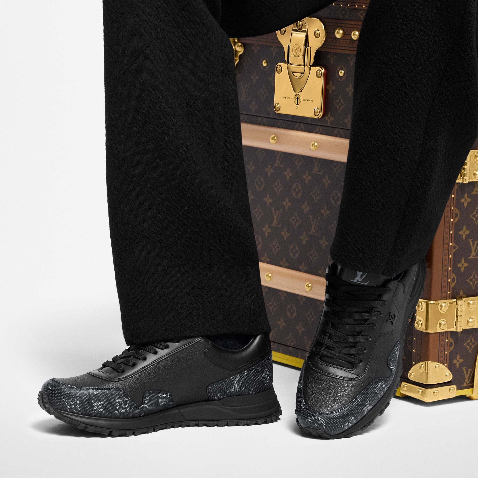 รองเท้าผ้าใบรุ่น Run Away  in ผู้ชาย