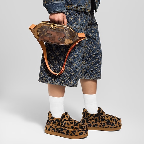 กระเป๋าคาดเอวรุ่น Rush Monogram แคนวาสประเภทอื่น in กระเป๋าและผลิตภัณฑ์เครื่องหนังขนาดเล็ก's สำหรับผู้ชาย ผลิตภัณฑ์ใหม่ล่าสุด collections by Louis Vuitton (การย่อ/ขยายผลิตภัณฑ์)