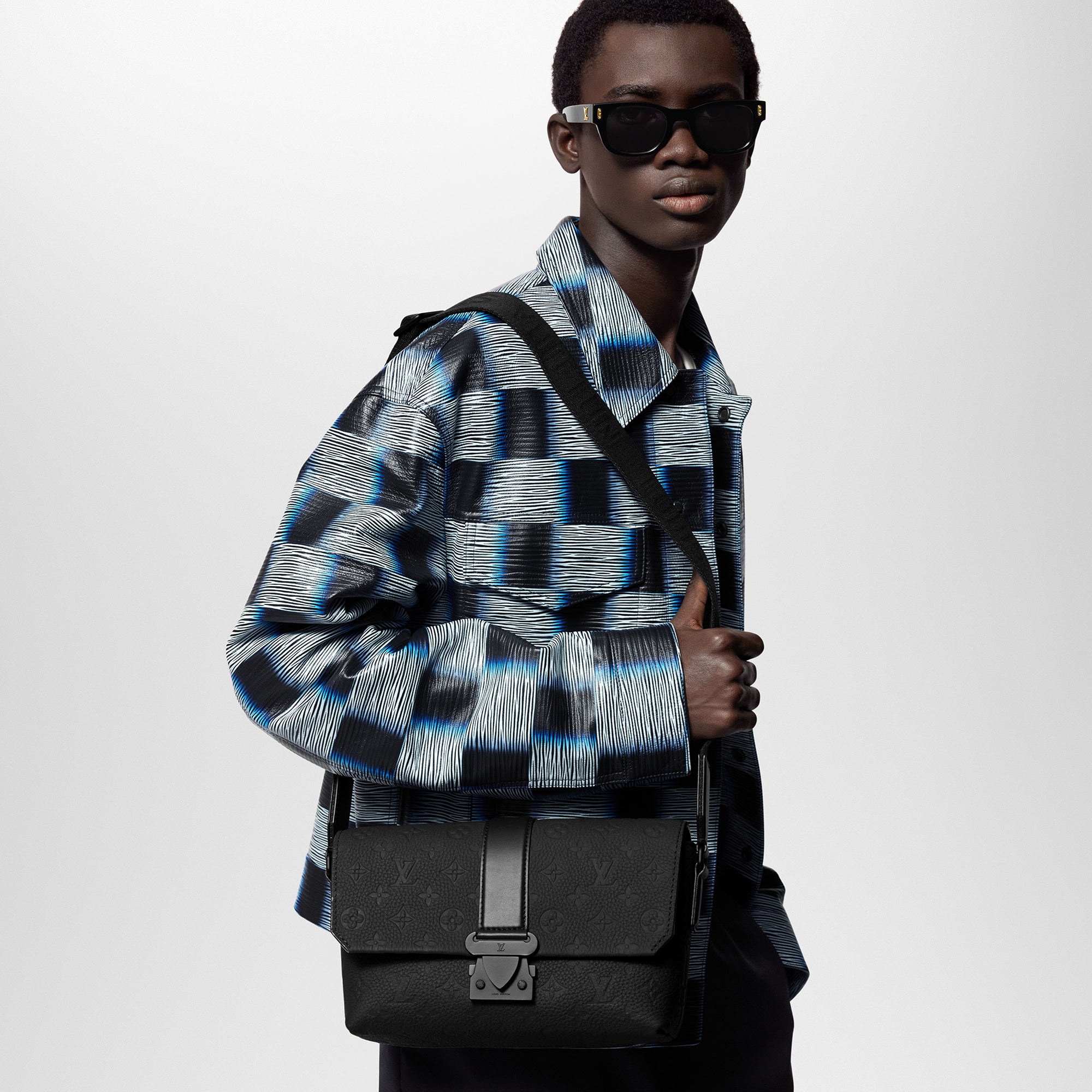 กระเป๋าแมสเซนเจอร์รุ่น S-Cape หนัง Taurillon ลาย Monogram  in ผู้ชาย