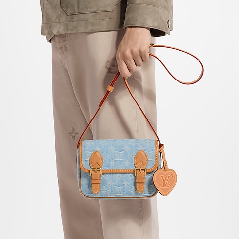 กระเป๋าสตางค์แบบสะพายรุ่น Satchel Monogram แคนวาสประเภทอื่น in กระเป๋าและผลิตภัณฑ์เครื่องหนังขนาดเล็ก's ผลิตภัณฑ์เครื่องหนังขนาดเล็กสำหรับผู้ชาย กระเป๋ามินิ collections by Louis Vuitton (การย่อ/ขยายผลิตภัณฑ์)