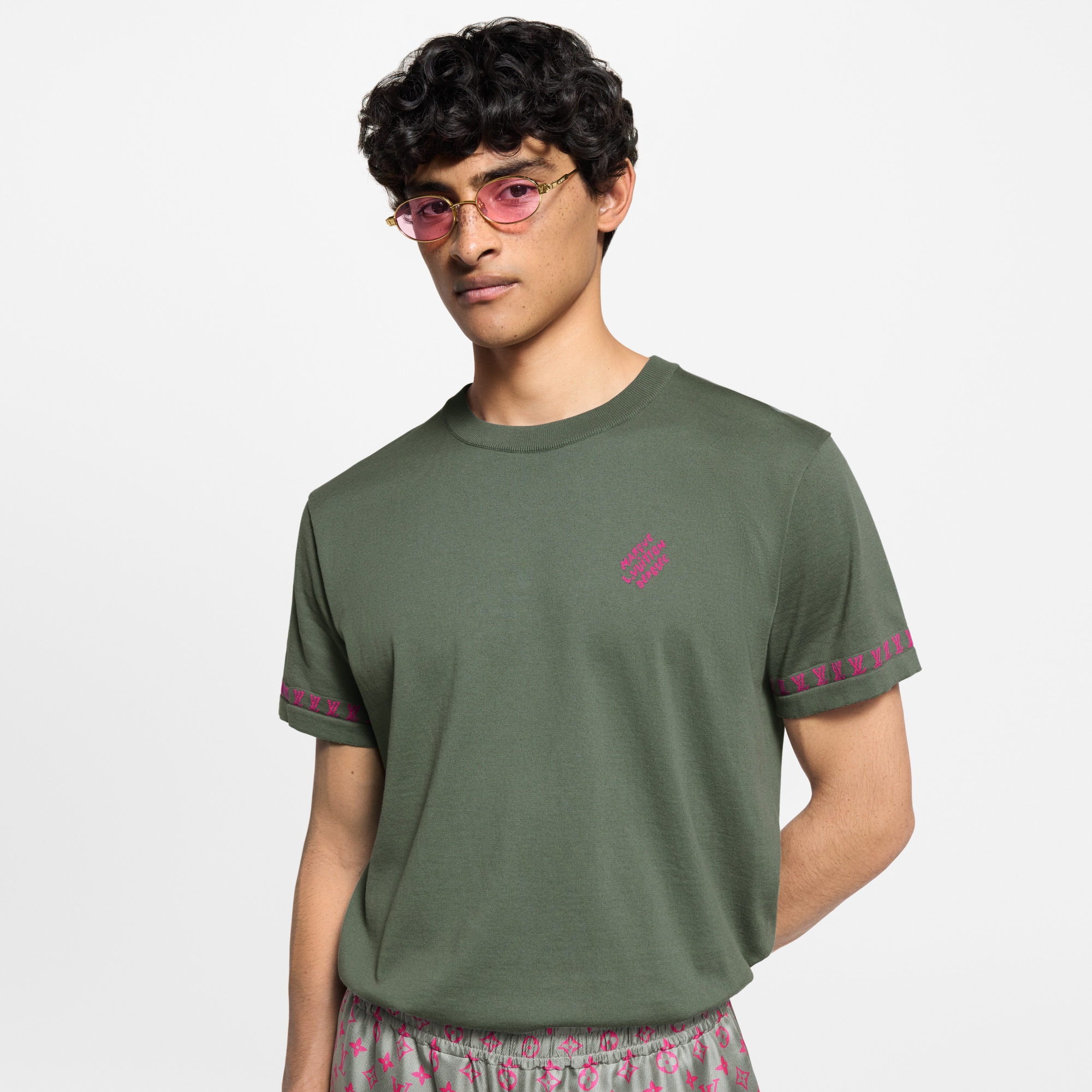 เสื้อคอกลมแขนสั้นลายสัญลักษณ์  in ผู้ชาย