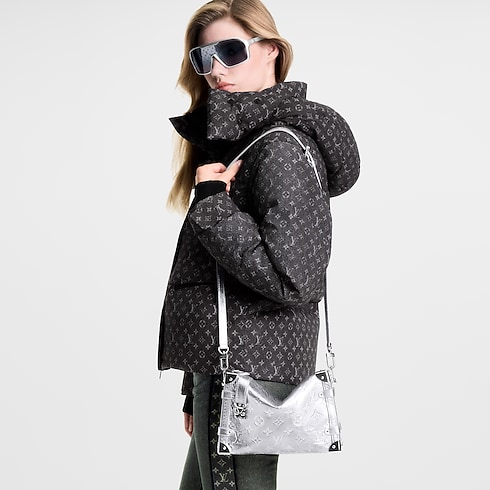 Side Trunk MM in กระเป๋าและผลิตภัณฑ์เครื่องหนังขนาดเล็ก's สำหรับผู้หญิง ไอคอนิก collections by Louis Vuitton (การย่อ/ขยายผลิตภัณฑ์)