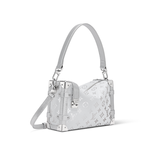 กระเป๋ารุ่น Side Trunk MM Monogram แคนวาสประเภทอื่น in กระเป๋าและผลิตภัณฑ์เครื่องหนังขนาดเล็ก's กระเป๋ารุ่น Side Trunk } collections by Louis Vuitton (การย่อ/ขยายผลิตภัณฑ์)