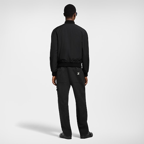 กางเกงชิโน่ลายสัญลักษณ์ in ผู้ชาย's เสื้อผ้า กางเกงสำหรับผู้ชาย collections by Louis Vuitton (การย่อ/ขยายผลิตภัณฑ์)