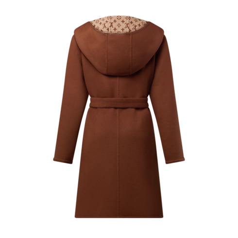 เสื้อโค้ทแบบป้ายมีฮู้ดลาย Monogram in ผู้หญิง's เสื้อผ้า เสื้อโค้ทกันหนาวและเสื้อแจ็คเก็ตสำหรับผู้หญิง collections by Louis Vuitton (การย่อ/ขยายผลิตภัณฑ์)