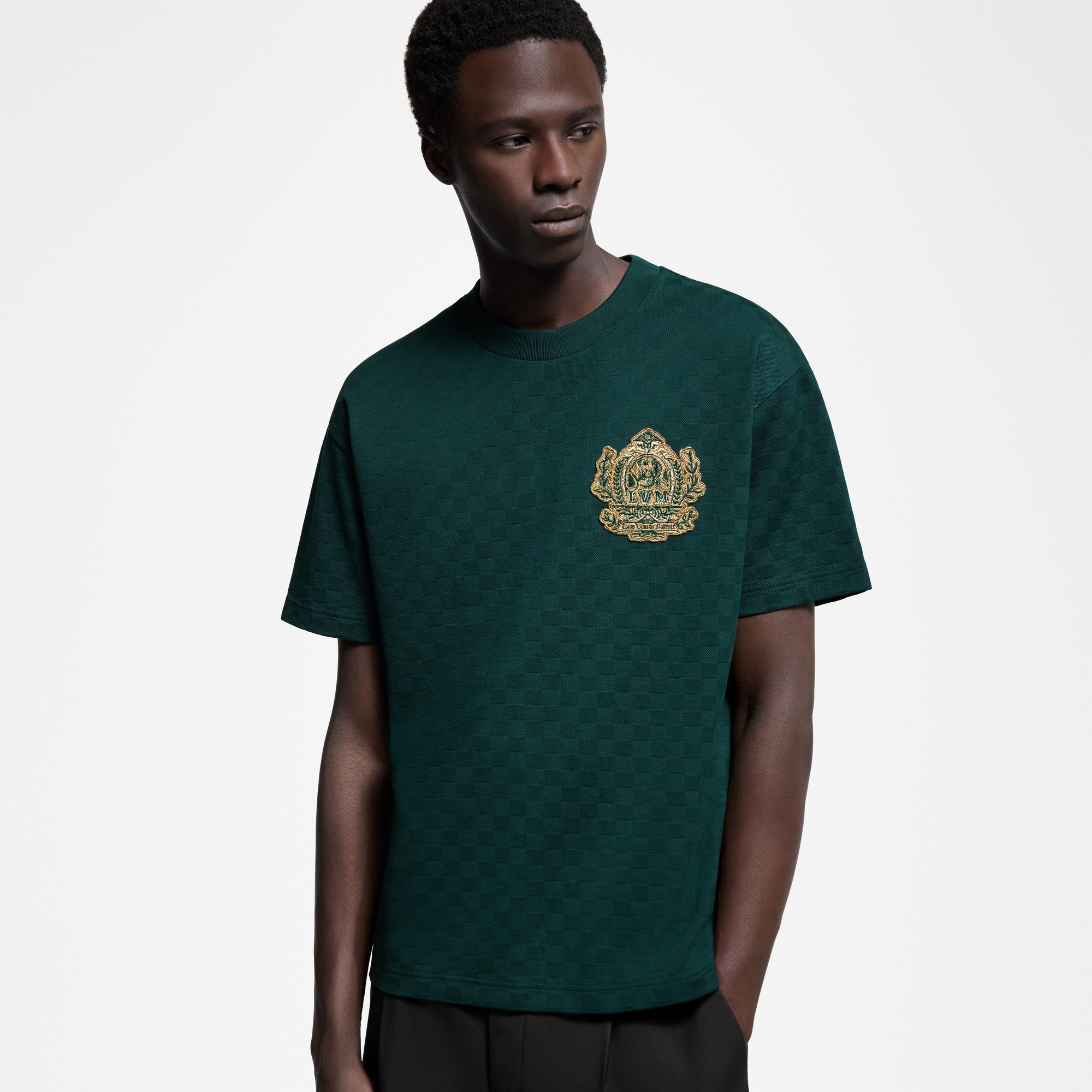 เสื้อยืดผ้าคอตตอนปักแพตช์สัญลักษณ์เมซง  in ผู้ชาย