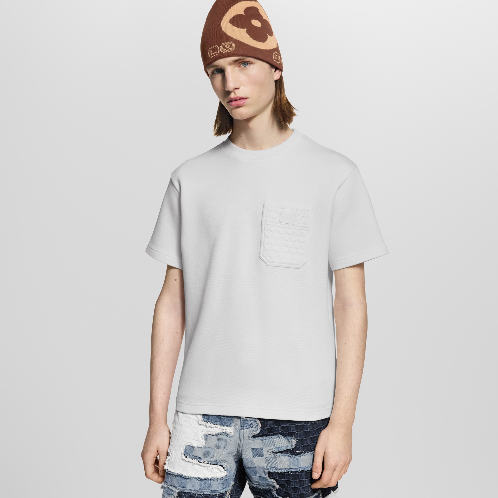 เสื้อยืดแต่งกระเป๋าเสื้อลายสัญลักษณ์  in ผู้ชาย