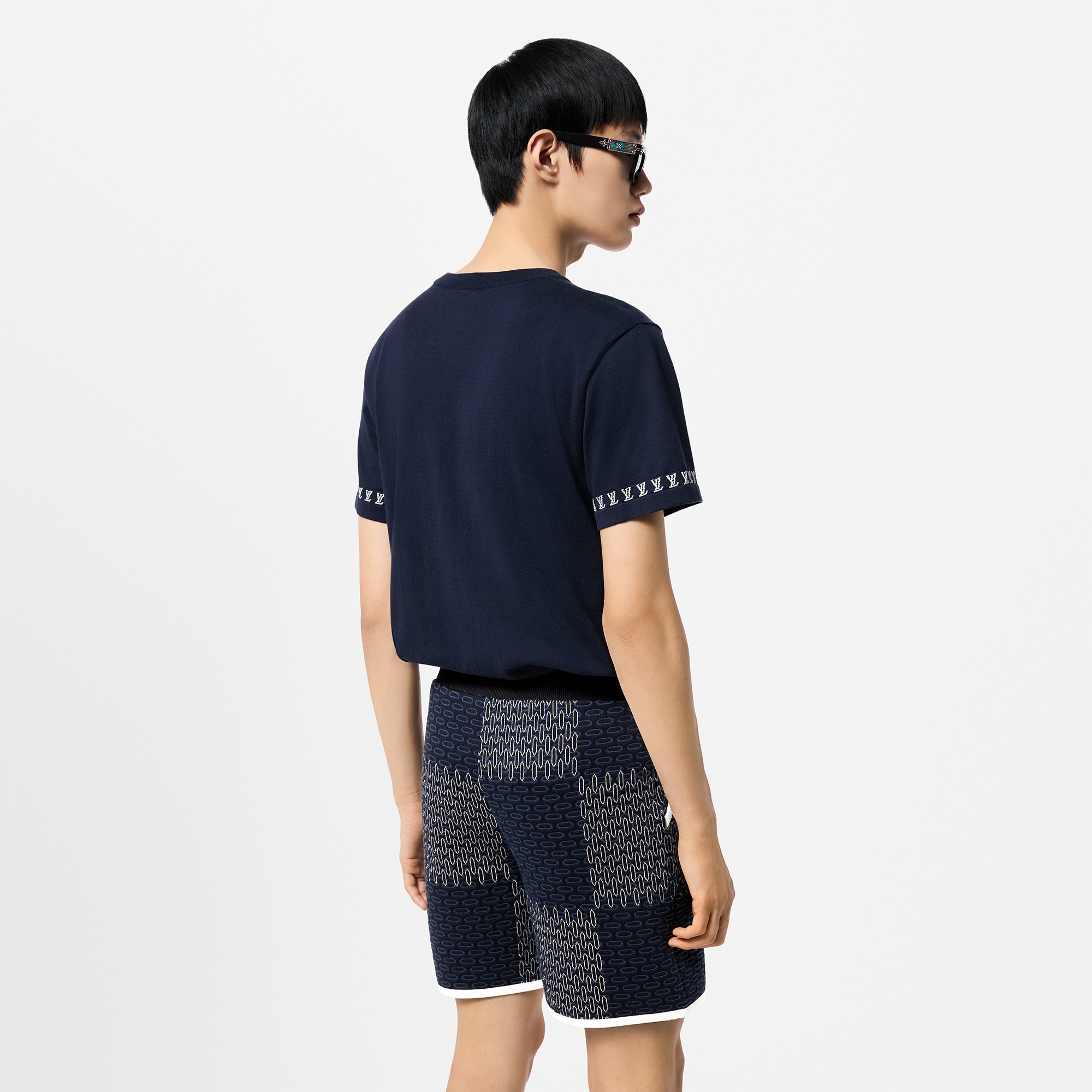 เสื้อคอกลมแขนสั้นปักสัญลักษณ์  in ผู้ชาย