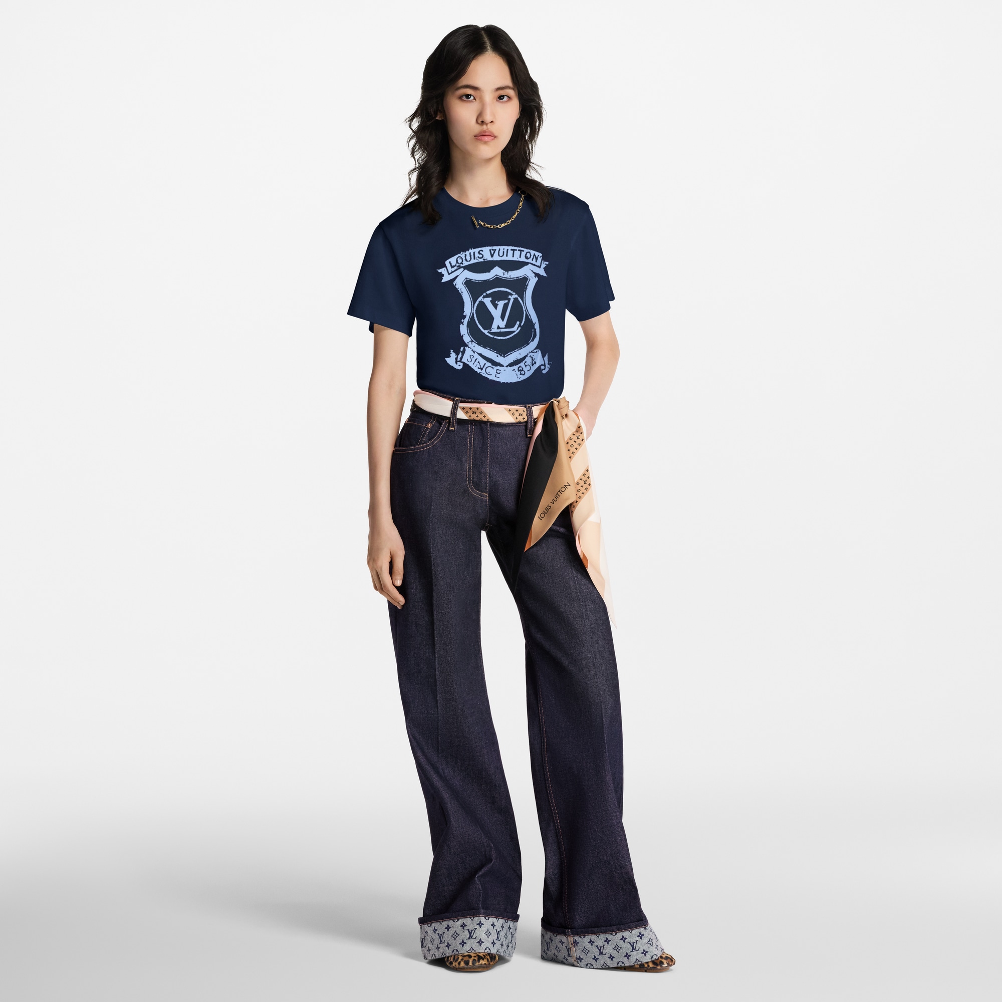 เสื้อยืดลาย LV Crest  in ผู้หญิง