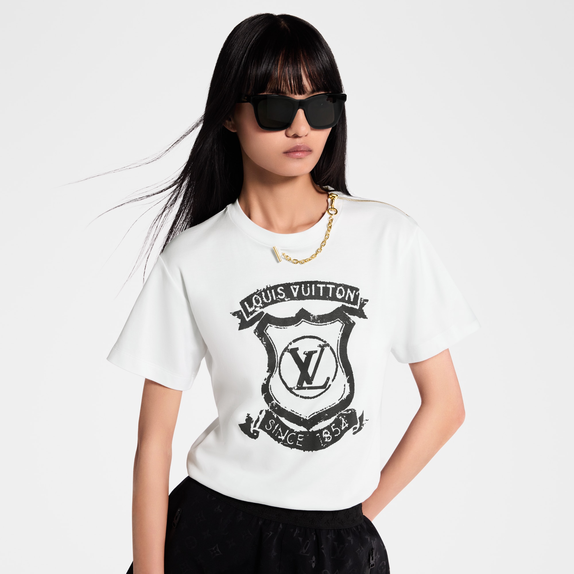เสื้อยืดลายสัญลักษณ์แต่งดีเทลซิป  in ผู้หญิง