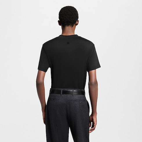 เสื้อยืดผ้าไหมผสม in ผู้ชาย's เสื้อผ้า เสื้อยืด และ เสื้อโปโลสำหรับผู้ชาย collections by Louis Vuitton (การย่อ/ขยายผลิตภัณฑ์)