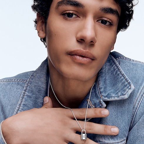 จี้ Silver Lockit เงินสเตอร์ลิงเคลือบแลคเกอร์สีดำ in จิวเวลรี่'s หมวดหมู่ สร้อยคอและจี้ collections by Louis Vuitton (การย่อ/ขยายผลิตภัณฑ์)