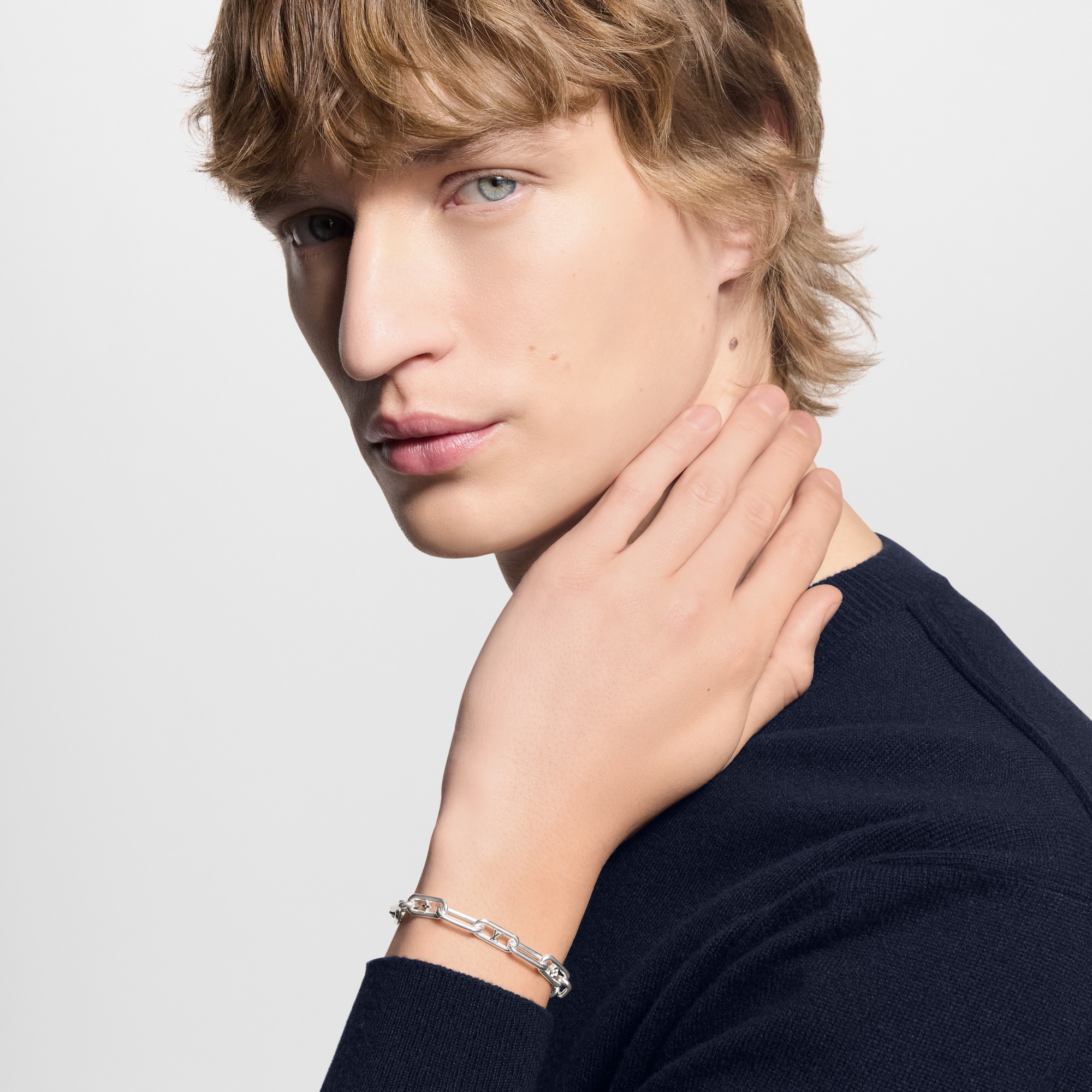 สร้อยข้อมือ Sleek Monogram . in ผู้ชาย