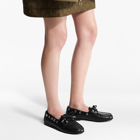 รองเท้าโบ๊ทชูส้นแบนรุ่น Soho in ผู้หญิง's รองเท้า รองเท้าโลฟเฟอร์หนัง และ รองเท้าบัลเลต์สำหรับผู้หญิง collections by Louis Vuitton (การย่อ/ขยายผลิตภัณฑ์)