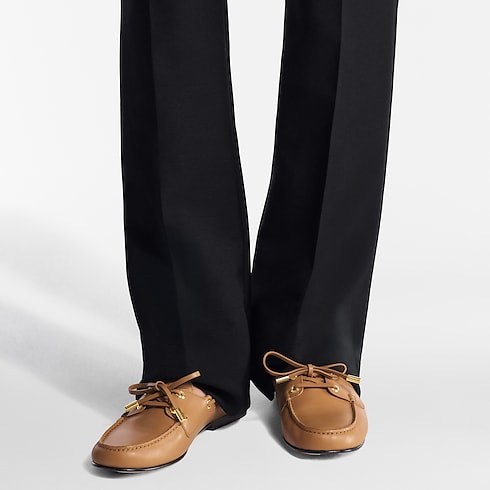 รองเท้าโบ๊ทชูส้นแบนรุ่น Soho in ผู้หญิง's รองเท้า รองเท้าโลฟเฟอร์หนัง และ รองเท้าบัลเลต์สำหรับผู้หญิง collections by Louis Vuitton (การย่อ/ขยายผลิตภัณฑ์)