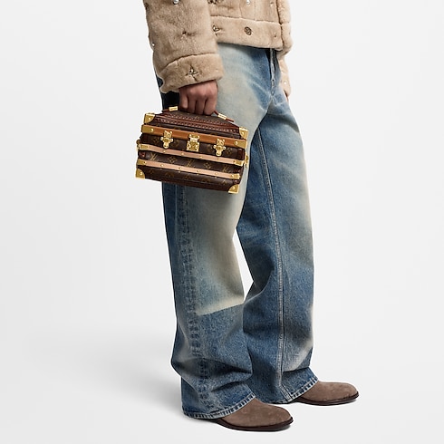 กระเป๋ารุ่น Squeeze Trunk Monogram ประเภทอื่น in กระเป๋าและผลิตภัณฑ์เครื่องหนังขนาดเล็ก's สำหรับผู้หญิง ใหม่ล่าสุด collections by Louis Vuitton (การย่อ/ขยายผลิตภัณฑ์)
