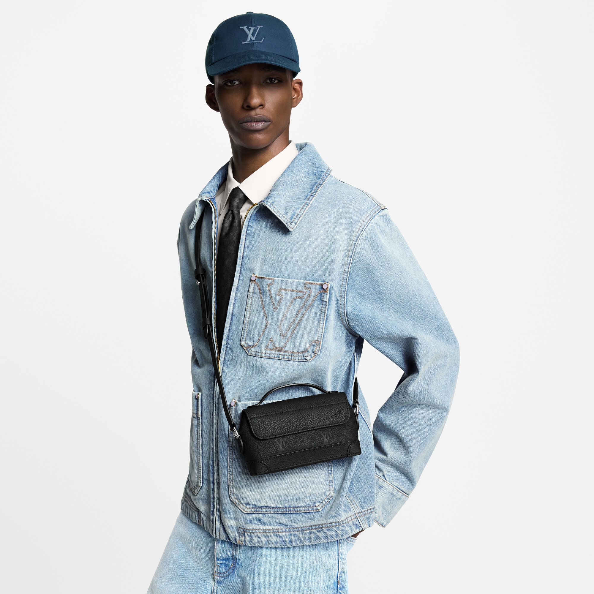 กระเป๋าสตางค์แบบสะพายรุ่น Steamer East West หนัง Taurillon ลาย Monogram  in ผู้ชาย