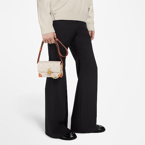 กระเป๋าสตางค์แบบสะพายรุ่น Steamer Monogram Other in ผู้ชาย's กระเป๋าสตางค์และผลิตภัณฑ์เครื่องหนังขนาดเล็ก กระเป๋ามินิ collections by Louis Vuitton (การย่อ/ขยายผลิตภัณฑ์)