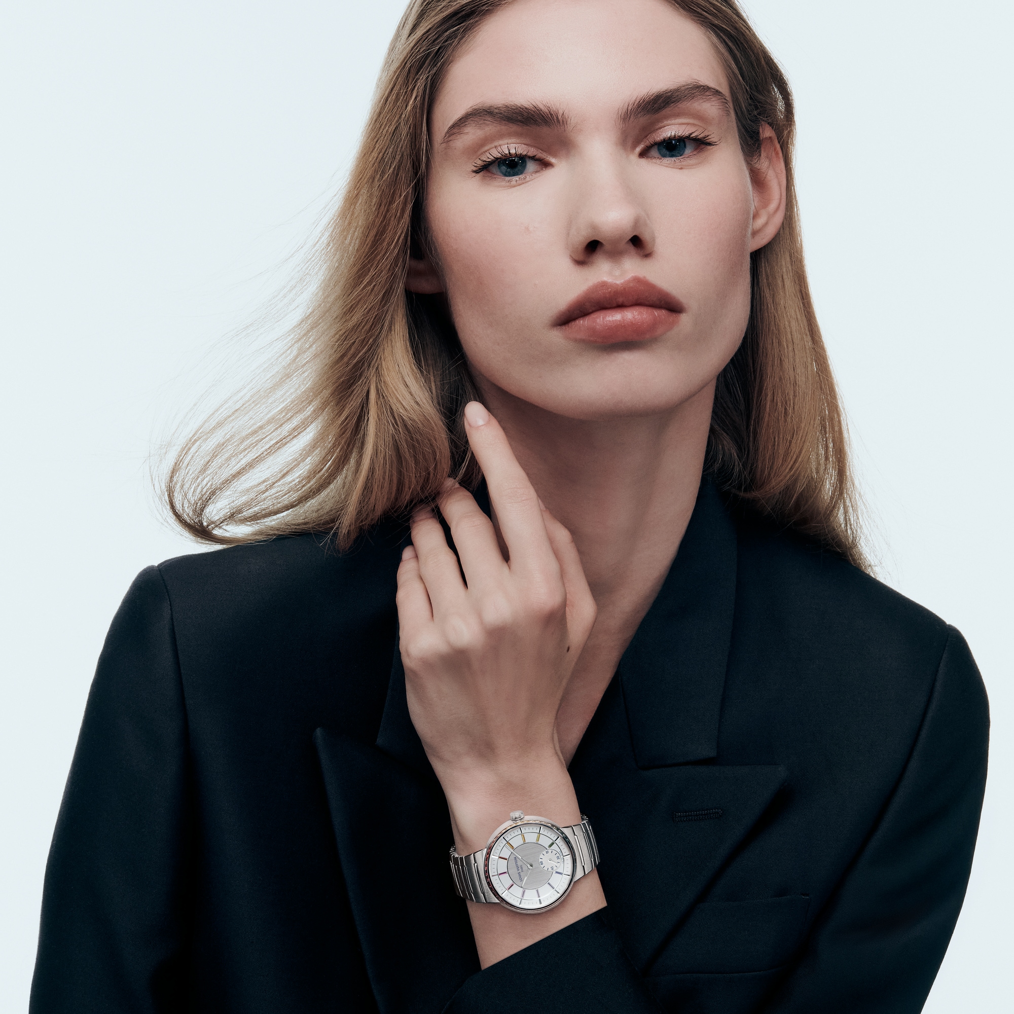 นาฬิการุ่น Tambour ระบบอัตโนมัติ 40 มม. แพลทินัม แซฟไฟร์ และทับทิม  in นาฬิกา