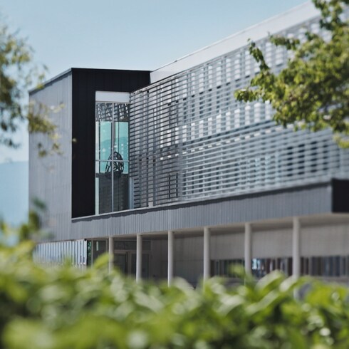 นาฬิการุ่น Tambour ระบบอัตโนมัติ 40 มม. โลหะ in นาฬิกา's นาฬิกาข้อมือแบรนด์หรู } collections by Louis Vuitton