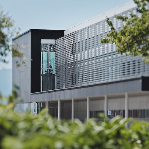 นาฬิการุ่น Tambour ระบบอัตโนมัติ 40 มม. โลหะ in นาฬิกา's นาฬิกาข้อมือแบรนด์หรู } collections by Louis Vuitton