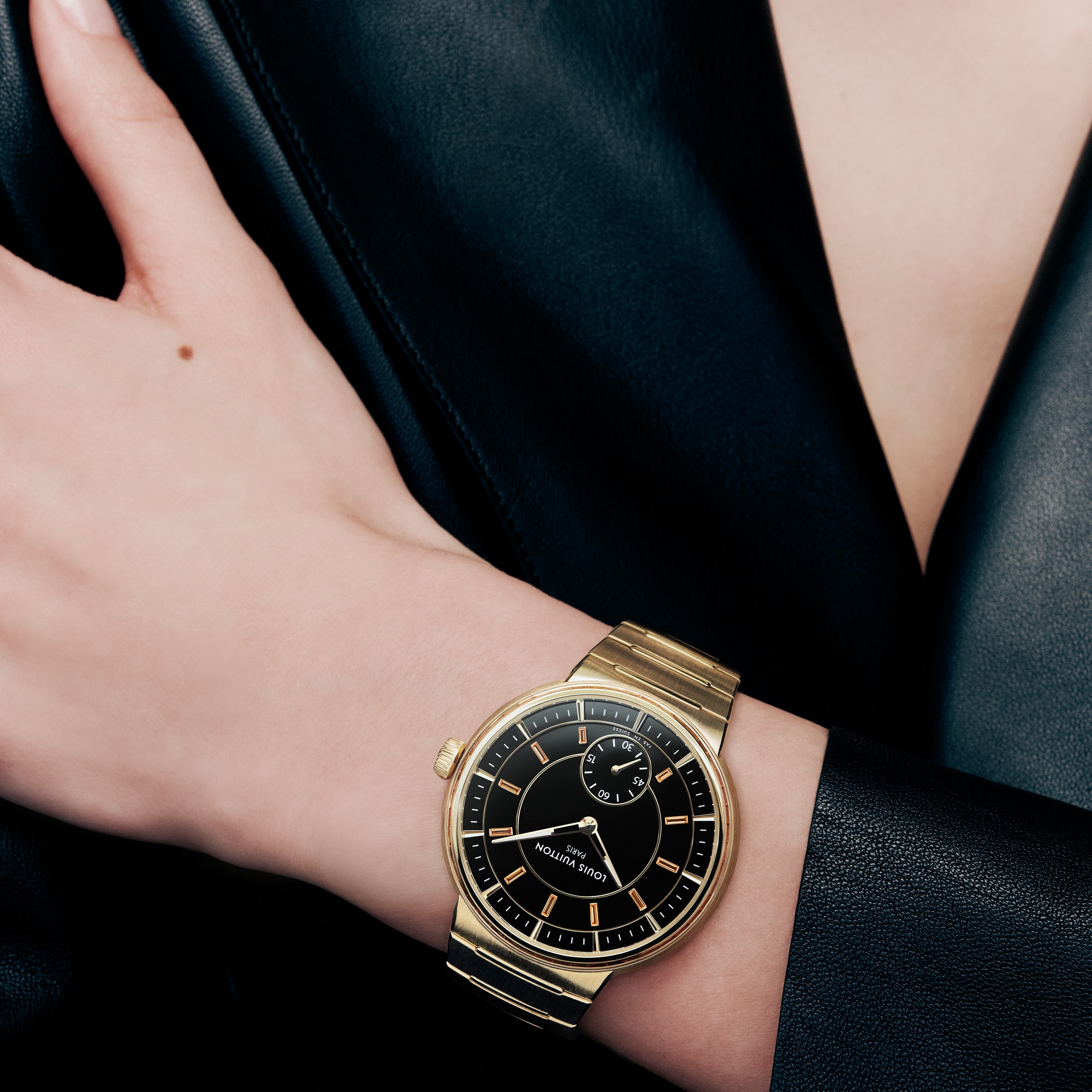 นาฬิการุ่น Tambour ระบบอัตโนมัติ 40 มม. เยลโลว์โกลด์ ออนิกซ์ และแซฟไฟร์  in นาฬิกา