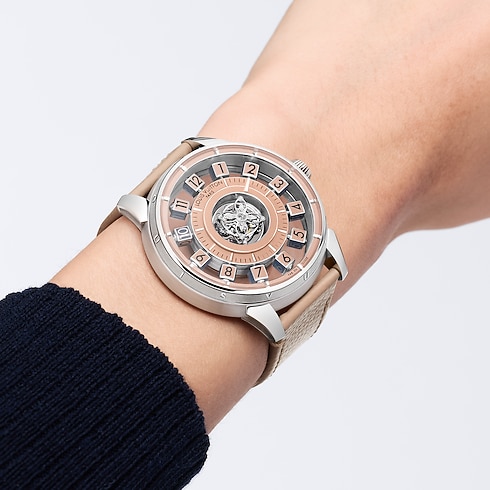 นาฬิการุ่น Tambour Spin Time Air Flying Tourbillon ระบบอัตโนมัติ 42.5 มม. แพลทินัม in นาฬิกา's คอลเลกชันทั้งหมด } collections by Louis Vuitton (การย่อ/ขยายผลิตภัณฑ์)
