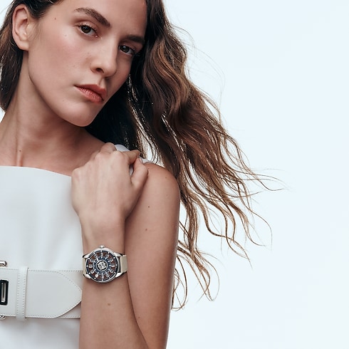 นาฬิการุ่น Tambour Taiko Spin Time Air Flying Tourbillon ระบบอัตโนมัติ 42.5 มม. ไวท์โกลด์ in นาฬิกา's คอลเลกชันทั้งหมด } collections by Louis Vuitton (การย่อ/ขยายผลิตภัณฑ์)