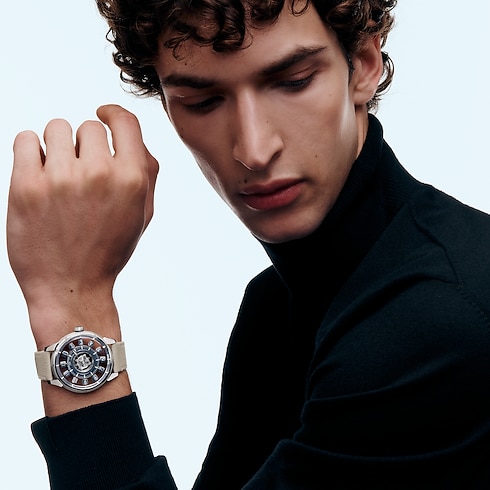 นาฬิการุ่น Tambour Taiko Spin Time Air Flying Tourbillon ระบบอัตโนมัติ 42.5 มม. ไวท์โกลด์ in นาฬิกา's คอลเลกชันทั้งหมด } collections by Louis Vuitton (การย่อ/ขยายผลิตภัณฑ์)
