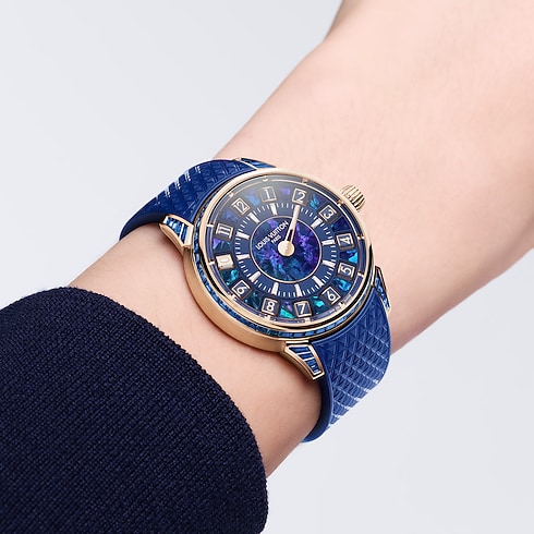 นาฬิการุ่น Tambour Spin Time ระบบอัตโนมัติ 39.5 มม. สีโรสโกลด์ โอปอล และแซฟไฟร์สีน้ำเงิน ambiance view