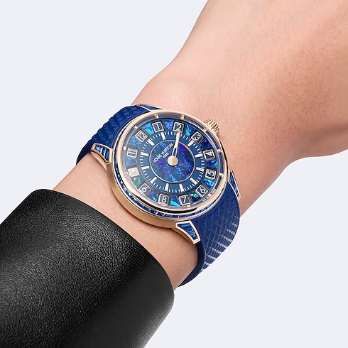 นาฬิการุ่น Tambour Spin Time ระบบอัตโนมัติ 39.5 มม. สีโรสโกลด์ โอปอล และแซฟไฟร์สีน้ำเงิน in นาฬิกา's คอลเลกชันทั้งหมด } collections by Louis Vuitton (การย่อ/ขยายผลิตภัณฑ์)