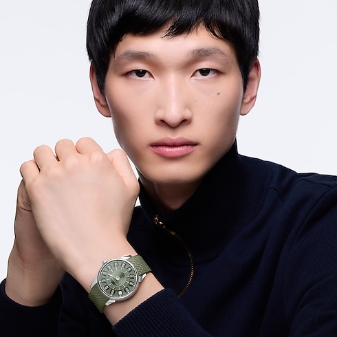 นาฬิการุ่น Tambour Spin Time ระบบอัตโนมัติ 39.5 มม. ไวท์โกลด์ in นาฬิกา's คอลเลกชันทั้งหมด } collections by Louis Vuitton (การย่อ/ขยายผลิตภัณฑ์)