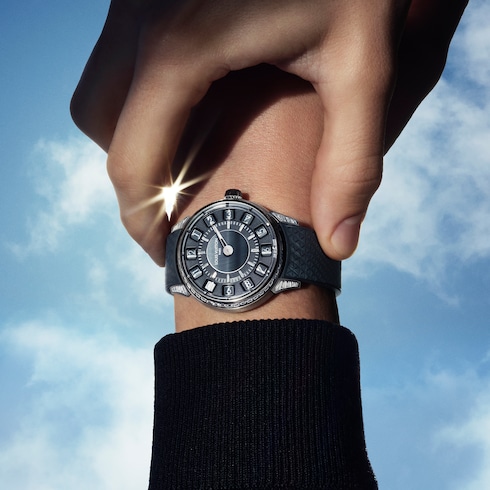 นาฬิการุ่น Tambour Taiko Spin Time ระบบอัตโนมัติ 39.5 มม. ไวท์โกลด์ Hawk’s eye และเพชร in นาฬิกา's คอลเลกชันทั้งหมด } collections by Louis Vuitton