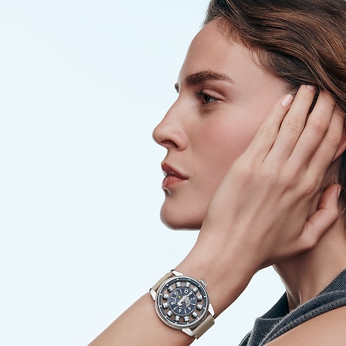 นาฬิการุ่น Tambour Taiko Spin Time Air Antipode ระบบอัตโนมัติ 42.5 มม. ไวท์โกลด์ in นาฬิกา's นาฬิกาข้อมือแบรนด์หรู } collections by Louis Vuitton (การย่อ/ขยายผลิตภัณฑ์)