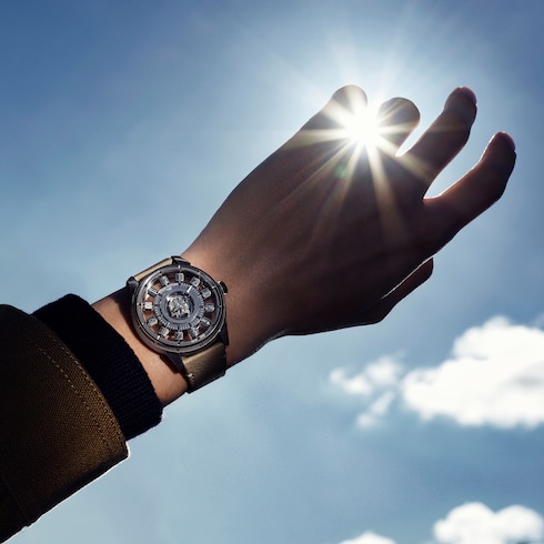 นาฬิการุ่น Tambour Taiko Spin Time Air ระบบอัตโนมัติ 42.5 มม. ไวท์โกลด์ in นาฬิกา's นาฬิกาข้อมือแบรนด์หรู } collections by Louis Vuitton