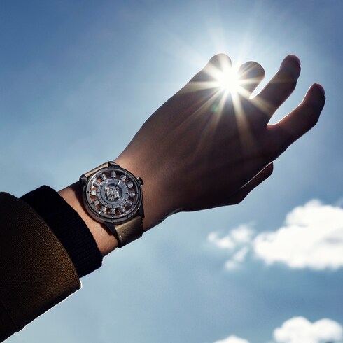 นาฬิการุ่น Tambour Taiko Spin Time Air ระบบอัตโนมัติ 42.5 มม. ไวท์โกลด์ Hawk’s eye และเพชร in นาฬิกา's นาฬิกาข้อมือแบรนด์หรู } collections by Louis Vuitton