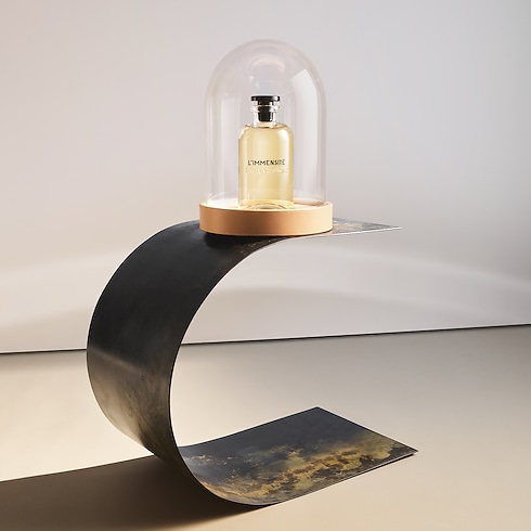 ขวดน้ำหอมคริสตัลในโดมแก้ว FLACON D'EXCEPTION - L'IMMENSITE in น้ำหอมและความงาม's การรังสรรค์อันยอดเยี่ยม คอลเล็คชั่น Flacon d’Exception collections by Louis Vuitton (การย่อ/ขยายผลิตภัณฑ์)