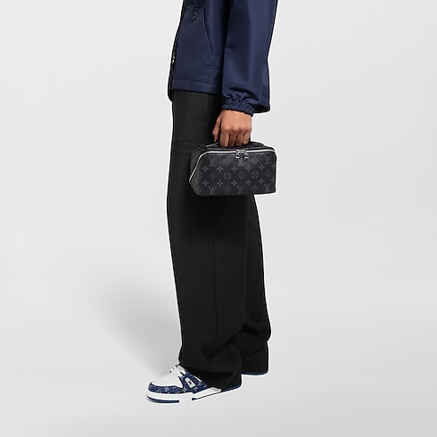 กระเป๋ารุ่น Toiletry Monogram Eclipse in ผู้ชาย's การเดินทางและท่องเที่ยว กระเป๋าเสริมเดินทางสำหรับผู้ชาย collections by Louis Vuitton (การย่อ/ขยายผลิตภัณฑ์)