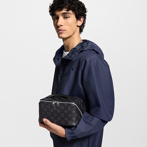 กระเป๋ารุ่น Toiletry Monogram Eclipse in ผู้ชาย's การเดินทางและท่องเที่ยว กระเป๋าเสริมเดินทางสำหรับผู้ชาย collections by Louis Vuitton (การย่อ/ขยายผลิตภัณฑ์)