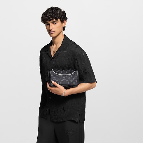 กระเป๋ารุ่น Toiletry แคนวาสประเภทอื่น in ผู้ชาย's การเดินทางและท่องเที่ยว กระเป๋าเสริมเดินทางสำหรับผู้ชาย collections by Louis Vuitton (การย่อ/ขยายผลิตภัณฑ์)