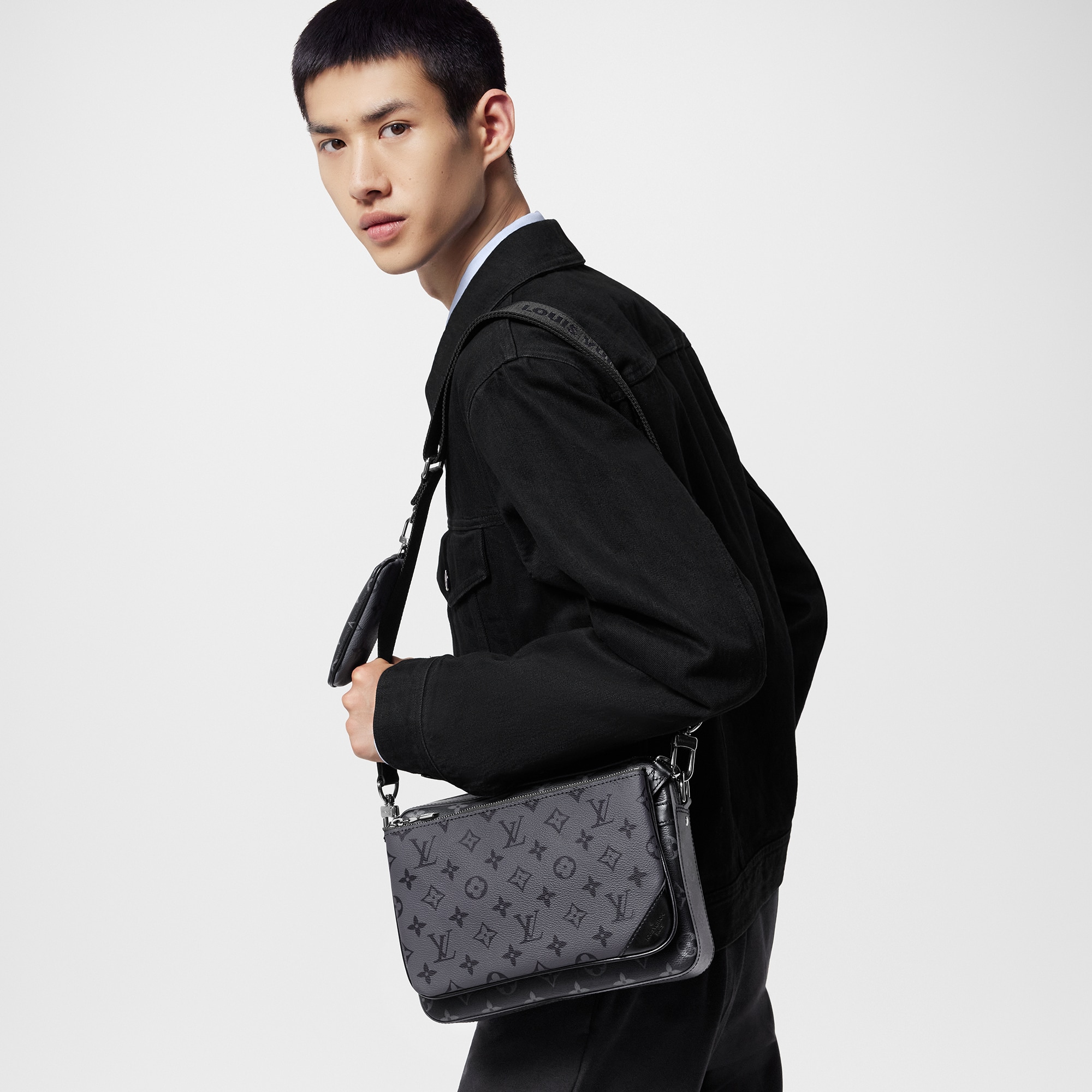 กระเป๋าแมสเซนเจอร์รุ่น TRIO Monogram Eclipse in ผู้ชาย