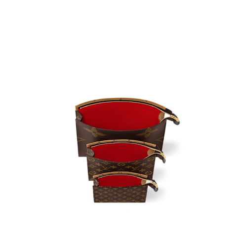 กระเป๋ารุ่น Trio Toilet Pouch Monogram แคนวาสประเภทอื่น in ผู้ชาย's การเดินทางและท่องเที่ยว กระเป๋าเสริมเดินทางสำหรับผู้ชาย collections by Louis Vuitton (การย่อ/ขยายผลิตภัณฑ์)
