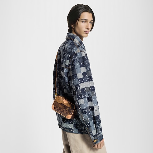 กระเป๋าสตางค์แบบสะพายรุ่น Trocadéro แคนวาสประเภทอื่น in ผู้ชาย's กระเป๋าสตางค์และผลิตภัณฑ์เครื่องหนังขนาดเล็ก กระเป๋ามินิ collections by Louis Vuitton (การย่อ/ขยายผลิตภัณฑ์)