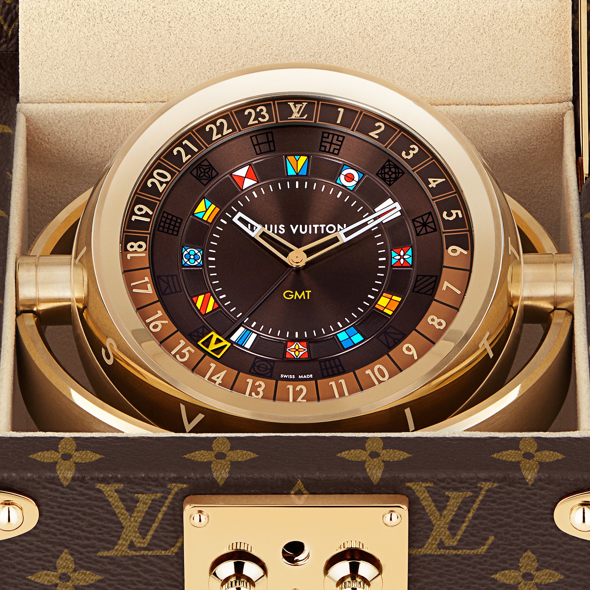 นาฬิกาตั้งโต๊ะรุ่น Trunk ระบบควอตซ์ 80 มม. โลหะและ Monogram  in นาฬิกา