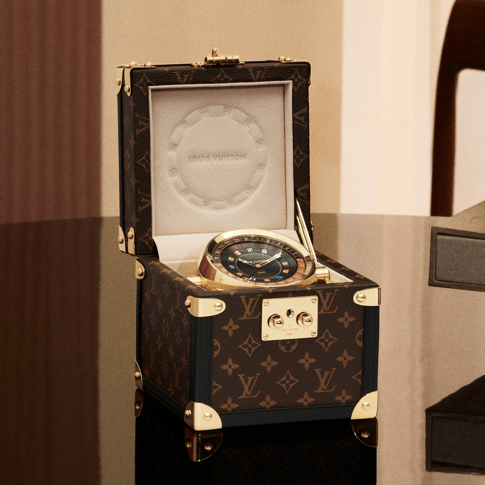 นาฬิกาตั้งโต๊ะรุ่น Trunk ระบบควอตซ์ 80 มม. โลหะและ Monogram  in นาฬิกา
