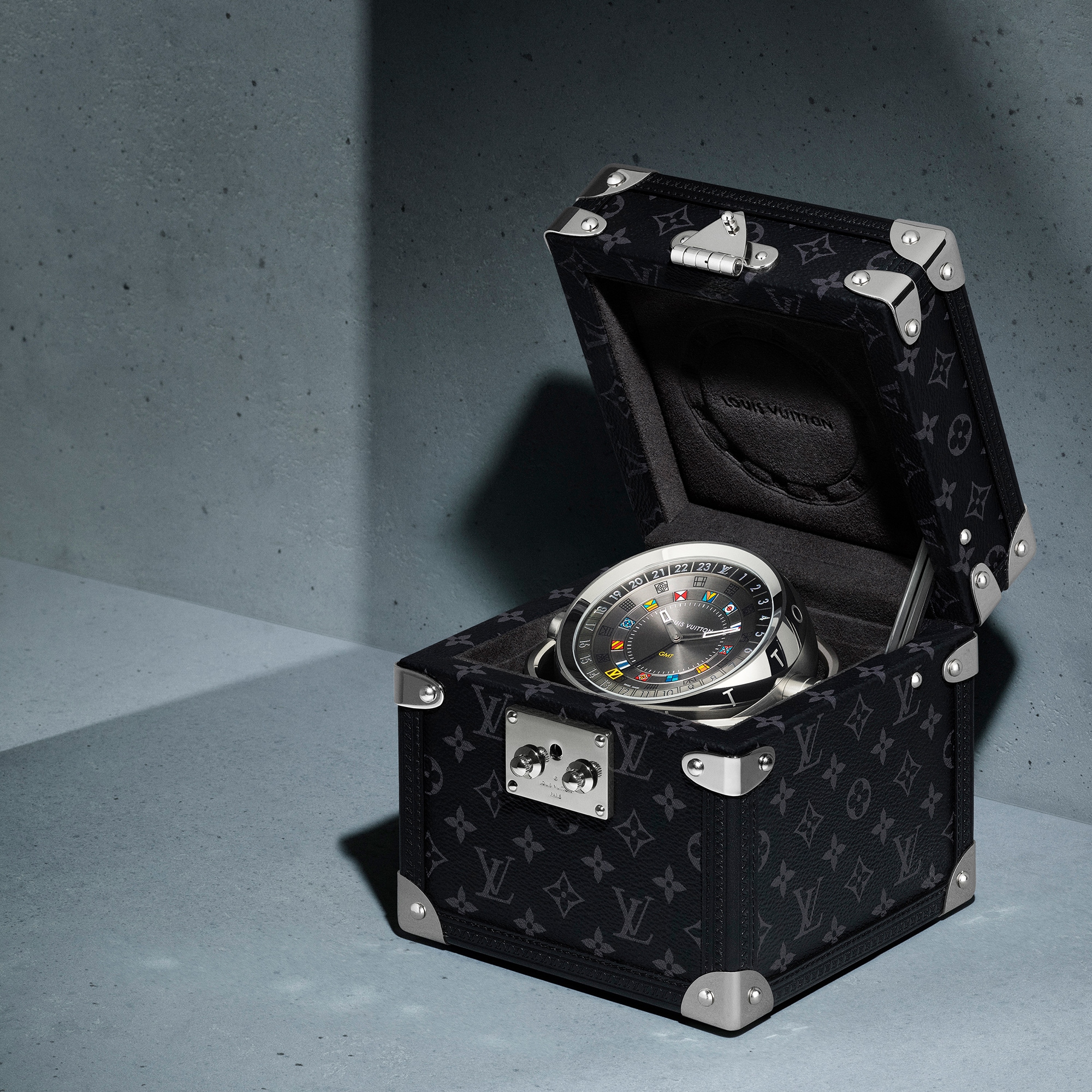นาฬิกาตั้งโต๊ะรุ่น Trunk ระบบควอตซ์ 80 มม. โลหะและ Monogram eclipse  in นาฬิกา