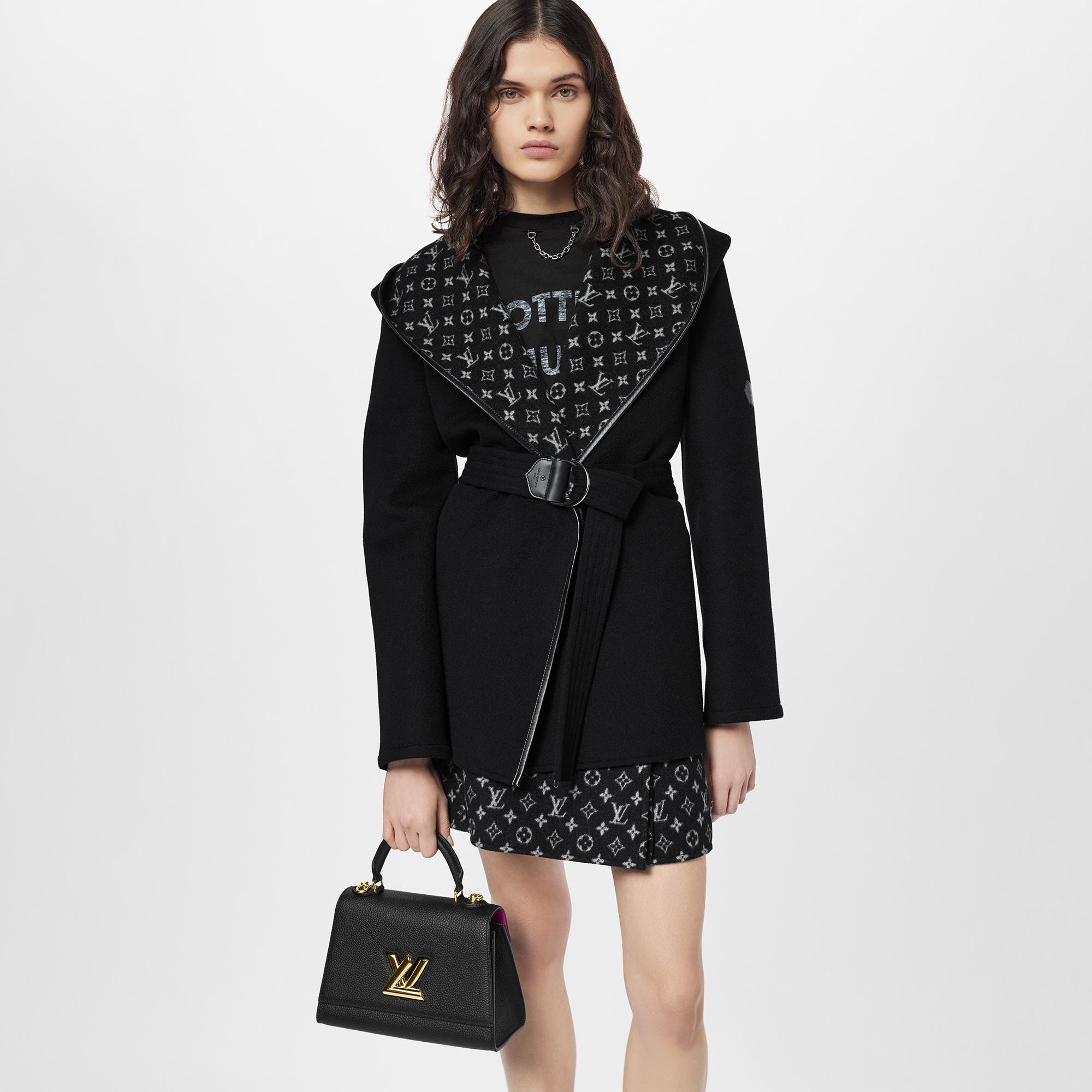 กระเป๋ารุ่น Twist One Handle PM หนัง Taurillon in ผู้หญิง